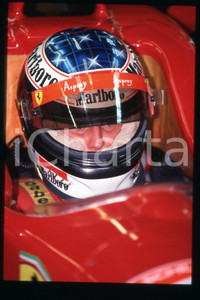 35mm vintage slide* 1990 ca FORMULA 1 Michael SCHUMACHER Pilota FERRARI (119)  Diapositiva d'epoca, in formato 35 mm.CONDIZIONI: GOODE' severamente vietata la riproduzione. Tutti i diritti sono riservati.Nella diapositiva ICharta mette in vendita, sul negozio eBay e in esclusiva sul sito "icharta" il proprio archivio composto da numerose diapositive e negativi fotografici d'epoca, tutti originali e autentici, che attraversano la storia del costume italiano tra gli la fine degli anni Sessanta e Novanta.Si tratta di uno sguardo inedito sull'attualit&agrave;, la politica, la vita quotidiana, il gossip e la cultura, che fotografa il cambiamento della nazione in quest'ultimo scorcio del XX secolo. Un'occasione unica per il mercato del collezionismo, che vede finalmente disponibile un archivio eccezionale per vastit&agrave;, tematiche e condizioni, in un settore (il negativo fotografico e la diapositiva) di assoluta novit&agrave; e dalle interessanti prospettive di investimento.  FAIR/discreto   originale e autentica 1