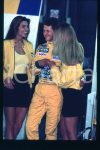 35mm vintage slide* 1990ca FORMULA1 Michael SCHUMACHER CAMEL BENETTON FORD (150)  Diapositiva d'epoca, in formato 35 mm.CONDIZIONI: GOODE' severamente vietata la riproduzione. Tutti i diritti sono riservati.Nella diapositiva ICharta mette in vendita, sul negozio eBay e in esclusiva sul sito "icharta" il proprio archivio composto da numerose diapositive e negativi fotografici d'epoca, tutti originali e autentici, che attraversano la storia del costume italiano tra gli la fine degli anni Sessanta e Novanta.Si tratta di uno sguardo inedito sull'attualit&agrave;, la politica, la vita quotidiana, il gossip e la cultura, che fotografa il cambiamento della nazione in quest'ultimo scorcio del XX secolo. Un'occasione unica per il mercato del collezionismo, che vede finalmente disponibile un archivio eccezionale per vastit&agrave;, tematiche e condizioni, in un settore (il negativo fotografico e la diapositiva) di assoluta novit&agrave; e dalle interessanti prospettive di investimento.  FAIR/discreto   originale e autentica 1