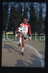 35mm vintage slide* 1990ca FORMULA1 Michael SCHUMACHER playing in a soccer (164)  Diapositiva d'epoca, in formato 35 mm.CONDIZIONI: GOODE' severamente vietata la riproduzione. Tutti i diritti sono riservati.Nella diapositiva ICharta mette in vendita, sul negozio eBay e in esclusiva sul sito "icharta" il proprio archivio composto da numerose diapositive e negativi fotografici d'epoca, tutti originali e autentici, che attraversano la storia del costume italiano tra gli la fine degli anni Sessanta e Novanta.Si tratta di uno sguardo inedito sull'attualit&agrave;, la politica, la vita quotidiana, il gossip e la cultura, che fotografa il cambiamento della nazione in quest'ultimo scorcio del XX secolo. Un'occasione unica per il mercato del collezionismo, che vede finalmente disponibile un archivio eccezionale per vastit&agrave;, tematiche e condizioni, in un settore (il negativo fotografico e la diapositiva) di assoluta novit&agrave; e dalle interessanti prospettive di investimento.  FAIR/discreto   originale e autentica 1