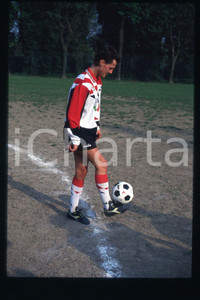35mm vintage slide* 1990ca FORMULA1 Michael SCHUMACHER playing in a soccer (157)  Diapositiva d'epoca, in formato 35 mm.CONDIZIONI: GOODE' severamente vietata la riproduzione. Tutti i diritti sono riservati.Nella diapositiva ICharta mette in vendita, sul negozio eBay e in esclusiva sul sito "icharta" il proprio archivio composto da numerose diapositive e negativi fotografici d'epoca, tutti originali e autentici, che attraversano la storia del costume italiano tra gli la fine degli anni Sessanta e Novanta.Si tratta di uno sguardo inedito sull'attualit&agrave;, la politica, la vita quotidiana, il gossip e la cultura, che fotografa il cambiamento della nazione in quest'ultimo scorcio del XX secolo. Un'occasione unica per il mercato del collezionismo, che vede finalmente disponibile un archivio eccezionale per vastit&agrave;, tematiche e condizioni, in un settore (il negativo fotografico e la diapositiva) di assoluta novit&agrave; e dalle interessanti prospettive di investimento.  FAIR/discreto   originale e autentica 1