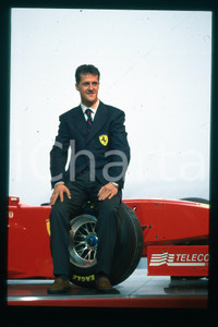 35mm vintage slide* 1990 ca FORMULA 1 Michael SCHUMACHER Pilota FERRARI (175)  Diapositiva d'epoca, in formato 35 mm.CONDIZIONI: GOODE' severamente vietata la riproduzione. Tutti i diritti sono riservati.Nella diapositiva ICharta mette in vendita, sul negozio eBay e in esclusiva sul sito "icharta" il proprio archivio composto da numerose diapositive e negativi fotografici d'epoca, tutti originali e autentici, che attraversano la storia del costume italiano tra gli la fine degli anni Sessanta e Novanta.Si tratta di uno sguardo inedito sull'attualit&agrave;, la politica, la vita quotidiana, il gossip e la cultura, che fotografa il cambiamento della nazione in quest'ultimo scorcio del XX secolo. Un'occasione unica per il mercato del collezionismo, che vede finalmente disponibile un archivio eccezionale per vastit&agrave;, tematiche e condizioni, in un settore (il negativo fotografico e la diapositiva) di assoluta novit&agrave; e dalle interessanti prospettive di investimento.  FAIR/discreto   originale e autentica 1