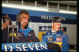 35mm vintage slide* 1990 ca FORMULA1 Michael SCHUMACHER, Flavio BRIATORE (201)  Diapositiva d'epoca, in formato 35 mm.CONDIZIONI: GOODE' severamente vietata la riproduzione. Tutti i diritti sono riservati.Nella diapositiva ICharta mette in vendita, sul negozio eBay e in esclusiva sul sito "icharta" il proprio archivio composto da numerose diapositive e negativi fotografici d'epoca, tutti originali e autentici, che attraversano la storia del costume italiano tra gli la fine degli anni Sessanta e Novanta.Si tratta di uno sguardo inedito sull'attualit&agrave;, la politica, la vita quotidiana, il gossip e la cultura, che fotografa il cambiamento della nazione in quest'ultimo scorcio del XX secolo. Un'occasione unica per il mercato del collezionismo, che vede finalmente disponibile un archivio eccezionale per vastit&agrave;, tematiche e condizioni, in un settore (il negativo fotografico e la diapositiva) di assoluta novit&agrave; e dalle interessanti prospettive di investimento.  FAIR/discreto   originale e autentica 1