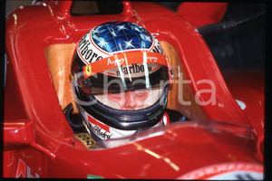 35mm vintage slide* 1990 ca FORMULA 1 Michael SCHUMACHER Pilota FERRARI (222)  Diapositiva d'epoca, in formato 35 mm.CONDIZIONI: GOODE' severamente vietata la riproduzione. Tutti i diritti sono riservati.Nella diapositiva ICharta mette in vendita, sul negozio eBay e in esclusiva sul sito "icharta" il proprio archivio composto da numerose diapositive e negativi fotografici d'epoca, tutti originali e autentici, che attraversano la storia del costume italiano tra gli la fine degli anni Sessanta e Novanta.Si tratta di uno sguardo inedito sull'attualit&agrave;, la politica, la vita quotidiana, il gossip e la cultura, che fotografa il cambiamento della nazione in quest'ultimo scorcio del XX secolo. Un'occasione unica per il mercato del collezionismo, che vede finalmente disponibile un archivio eccezionale per vastit&agrave;, tematiche e condizioni, in un settore (il negativo fotografico e la diapositiva) di assoluta novit&agrave; e dalle interessanti prospettive di investimento.  FAIR/discreto   originale e autentica 1