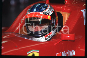 35mm vintage slide* 1990 ca FORMULA 1 Michael SCHUMACHER Pilota FERRARI (223)  Diapositiva d'epoca, in formato 35 mm.CONDIZIONI: GOODE' severamente vietata la riproduzione. Tutti i diritti sono riservati.Nella diapositiva ICharta mette in vendita, sul negozio eBay e in esclusiva sul sito "icharta" il proprio archivio composto da numerose diapositive e negativi fotografici d'epoca, tutti originali e autentici, che attraversano la storia del costume italiano tra gli la fine degli anni Sessanta e Novanta.Si tratta di uno sguardo inedito sull'attualit&agrave;, la politica, la vita quotidiana, il gossip e la cultura, che fotografa il cambiamento della nazione in quest'ultimo scorcio del XX secolo. Un'occasione unica per il mercato del collezionismo, che vede finalmente disponibile un archivio eccezionale per vastit&agrave;, tematiche e condizioni, in un settore (il negativo fotografico e la diapositiva) di assoluta novit&agrave; e dalle interessanti prospettive di investimento.  FAIR/discreto   originale e autentica 1