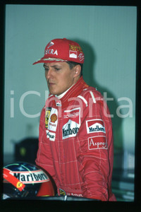 35mm vintage slide* 1990 ca FORMULA 1 Michael SCHUMACHER Pilota FERRARI (234)  Diapositiva d'epoca, in formato 35 mm.CONDIZIONI: GOODE' severamente vietata la riproduzione. Tutti i diritti sono riservati.Nella diapositiva ICharta mette in vendita, sul negozio eBay e in esclusiva sul sito "icharta" il proprio archivio composto da numerose diapositive e negativi fotografici d'epoca, tutti originali e autentici, che attraversano la storia del costume italiano tra gli la fine degli anni Sessanta e Novanta.Si tratta di uno sguardo inedito sull'attualit&agrave;, la politica, la vita quotidiana, il gossip e la cultura, che fotografa il cambiamento della nazione in quest'ultimo scorcio del XX secolo. Un'occasione unica per il mercato del collezionismo, che vede finalmente disponibile un archivio eccezionale per vastit&agrave;, tematiche e condizioni, in un settore (il negativo fotografico e la diapositiva) di assoluta novit&agrave; e dalle interessanti prospettive di investimento.  FAIR/discreto   originale e autentica 1