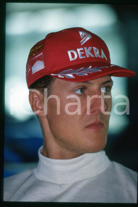35mm vintage slide* 1990 ca FORMULA 1 Michael SCHUMACHER Pilota FERRARI (250)  Diapositiva d'epoca, in formato 35 mm.CONDIZIONI: GOODE' severamente vietata la riproduzione. Tutti i diritti sono riservati.Nella diapositiva ICharta mette in vendita, sul negozio eBay e in esclusiva sul sito "icharta" il proprio archivio composto da numerose diapositive e negativi fotografici d'epoca, tutti originali e autentici, che attraversano la storia del costume italiano tra gli la fine degli anni Sessanta e Novanta.Si tratta di uno sguardo inedito sull'attualit&agrave;, la politica, la vita quotidiana, il gossip e la cultura, che fotografa il cambiamento della nazione in quest'ultimo scorcio del XX secolo. Un'occasione unica per il mercato del collezionismo, che vede finalmente disponibile un archivio eccezionale per vastit&agrave;, tematiche e condizioni, in un settore (il negativo fotografico e la diapositiva) di assoluta novit&agrave; e dalle interessanti prospettive di investimento.  FAIR/discreto   originale e autentica 1