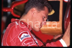 35mm vintage slide* 1990 ca FORMULA 1 Michael SCHUMACHER Pilota FERRARI (267)  Diapositiva d'epoca, in formato 35 mm.CONDIZIONI: GOODE' severamente vietata la riproduzione. Tutti i diritti sono riservati.Nella diapositiva ICharta mette in vendita, sul negozio eBay e in esclusiva sul sito "icharta" il proprio archivio composto da numerose diapositive e negativi fotografici d'epoca, tutti originali e autentici, che attraversano la storia del costume italiano tra gli la fine degli anni Sessanta e Novanta.Si tratta di uno sguardo inedito sull'attualit&agrave;, la politica, la vita quotidiana, il gossip e la cultura, che fotografa il cambiamento della nazione in quest'ultimo scorcio del XX secolo. Un'occasione unica per il mercato del collezionismo, che vede finalmente disponibile un archivio eccezionale per vastit&agrave;, tematiche e condizioni, in un settore (il negativo fotografico e la diapositiva) di assoluta novit&agrave; e dalle interessanti prospettive di investimento.  FAIR/discreto   originale e autentica 1