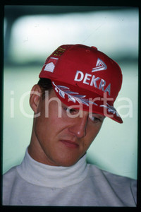 35mm vintage slide* 1990 ca FORMULA 1 Michael SCHUMACHER Pilota FERRARI (271)  Diapositiva d'epoca, in formato 35 mm.CONDIZIONI: GOODE' severamente vietata la riproduzione. Tutti i diritti sono riservati.Nella diapositiva ICharta mette in vendita, sul negozio eBay e in esclusiva sul sito "icharta" il proprio archivio composto da numerose diapositive e negativi fotografici d'epoca, tutti originali e autentici, che attraversano la storia del costume italiano tra gli la fine degli anni Sessanta e Novanta.Si tratta di uno sguardo inedito sull'attualit&agrave;, la politica, la vita quotidiana, il gossip e la cultura, che fotografa il cambiamento della nazione in quest'ultimo scorcio del XX secolo. Un'occasione unica per il mercato del collezionismo, che vede finalmente disponibile un archivio eccezionale per vastit&agrave;, tematiche e condizioni, in un settore (il negativo fotografico e la diapositiva) di assoluta novit&agrave; e dalle interessanti prospettive di investimento.  FAIR/discreto   originale e autentica 1
