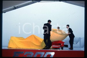 35mm vintage slide* 1990 ca FORMULA 1 Michael SCHUMACHER SCUDERIA FERRARI (275)  Diapositiva d'epoca, in formato 35 mm.CONDIZIONI: GOODE' severamente vietata la riproduzione. Tutti i diritti sono riservati.Nella diapositiva ICharta mette in vendita, sul negozio eBay e in esclusiva sul sito "icharta" il proprio archivio composto da numerose diapositive e negativi fotografici d'epoca, tutti originali e autentici, che attraversano la storia del costume italiano tra gli la fine degli anni Sessanta e Novanta.Si tratta di uno sguardo inedito sull'attualit&agrave;, la politica, la vita quotidiana, il gossip e la cultura, che fotografa il cambiamento della nazione in quest'ultimo scorcio del XX secolo. Un'occasione unica per il mercato del collezionismo, che vede finalmente disponibile un archivio eccezionale per vastit&agrave;, tematiche e condizioni, in un settore (il negativo fotografico e la diapositiva) di assoluta novit&agrave; e dalle interessanti prospettive di investimento.  FAIR/discreto   originale e autentica 1