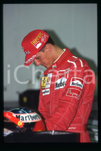 35mm vintage slide* 1990 ca FORMULA 1 Michael SCHUMACHER Pilota FERRARI (283)  Diapositiva d'epoca, in formato 35 mm.CONDIZIONI: GOODE' severamente vietata la riproduzione. Tutti i diritti sono riservati.Nella diapositiva ICharta mette in vendita, sul negozio eBay e in esclusiva sul sito "icharta" il proprio archivio composto da numerose diapositive e negativi fotografici d'epoca, tutti originali e autentici, che attraversano la storia del costume italiano tra gli la fine degli anni Sessanta e Novanta.Si tratta di uno sguardo inedito sull'attualit&agrave;, la politica, la vita quotidiana, il gossip e la cultura, che fotografa il cambiamento della nazione in quest'ultimo scorcio del XX secolo. Un'occasione unica per il mercato del collezionismo, che vede finalmente disponibile un archivio eccezionale per vastit&agrave;, tematiche e condizioni, in un settore (il negativo fotografico e la diapositiva) di assoluta novit&agrave; e dalle interessanti prospettive di investimento.  FAIR/discreto   originale e autentica 1