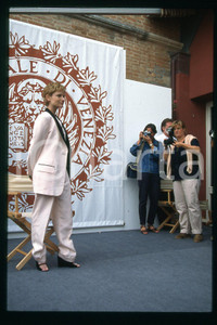 35mm vintage slide* 1993 VENEZIA Jennifer Jason LEIGH Mostra del Cinema (52)  Diapositiva d'epoca, in formato 35 mm.CONDIZIONI: GOODE' severamente vietata la riproduzione. Tutti i diritti sono riservati.Nella diapositiva ICharta mette in vendita, sul negozio eBay e in esclusiva sul sito "icharta" il proprio archivio composto da numerose diapositive e negativi fotografici d'epoca, tutti originali e autentici, che attraversano la storia del costume italiano tra gli la fine degli anni Sessanta e Novanta.Si tratta di uno sguardo inedito sull'attualit&agrave;, la politica, la vita quotidiana, il gossip e la cultura, che fotografa il cambiamento della nazione in quest'ultimo scorcio del XX secolo. Un'occasione unica per il mercato del collezionismo, che vede finalmente disponibile un archivio eccezionale per vastit&agrave;, tematiche e condizioni, in un settore (il negativo fotografico e la diapositiva) di assoluta novit&agrave; e dalle interessanti prospettive di investimento.  FAIR/discreto   originale e autentica 1