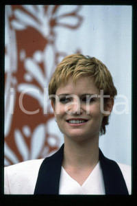 35mm vintage slide* 1993 VENEZIA Jennifer Jason LEIGH Mostra del Cinema (54)  Diapositiva d'epoca, in formato 35 mm.CONDIZIONI: GOODE' severamente vietata la riproduzione. Tutti i diritti sono riservati.Nella diapositiva ICharta mette in vendita, sul negozio eBay e in esclusiva sul sito "icharta" il proprio archivio composto da numerose diapositive e negativi fotografici d'epoca, tutti originali e autentici, che attraversano la storia del costume italiano tra gli la fine degli anni Sessanta e Novanta.Si tratta di uno sguardo inedito sull'attualit&agrave;, la politica, la vita quotidiana, il gossip e la cultura, che fotografa il cambiamento della nazione in quest'ultimo scorcio del XX secolo. Un'occasione unica per il mercato del collezionismo, che vede finalmente disponibile un archivio eccezionale per vastit&agrave;, tematiche e condizioni, in un settore (il negativo fotografico e la diapositiva) di assoluta novit&agrave; e dalle interessanti prospettive di investimento.  FAIR/discreto   originale e autentica 1
