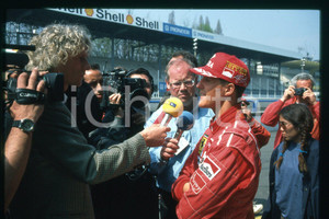 35mm vintage slide* 1990 ca FORMULA 1 Michael SCHUMACHER Pilota FERRARI (287)  Diapositiva d'epoca, in formato 35 mm.CONDIZIONI: GOODE' severamente vietata la riproduzione. Tutti i diritti sono riservati.Nella diapositiva ICharta mette in vendita, sul negozio eBay e in esclusiva sul sito "icharta" il proprio archivio composto da numerose diapositive e negativi fotografici d'epoca, tutti originali e autentici, che attraversano la storia del costume italiano tra gli la fine degli anni Sessanta e Novanta.Si tratta di uno sguardo inedito sull'attualit&agrave;, la politica, la vita quotidiana, il gossip e la cultura, che fotografa il cambiamento della nazione in quest'ultimo scorcio del XX secolo. Un'occasione unica per il mercato del collezionismo, che vede finalmente disponibile un archivio eccezionale per vastit&agrave;, tematiche e condizioni, in un settore (il negativo fotografico e la diapositiva) di assoluta novit&agrave; e dalle interessanti prospettive di investimento.  FAIR/discreto   originale e autentica 1