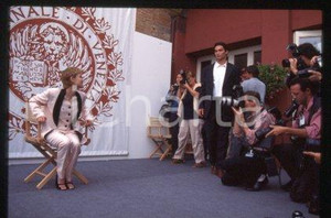 35mm vintage slide* 1993 VENEZIA Jennifer Jason LEIGH Mostra del Cinema (72)  Diapositiva d'epoca, in formato 35 mm.CONDIZIONI: GOODE' severamente vietata la riproduzione. Tutti i diritti sono riservati.Nella diapositiva ICharta mette in vendita, sul negozio eBay e in esclusiva sul sito "icharta" il proprio archivio composto da numerose diapositive e negativi fotografici d'epoca, tutti originali e autentici, che attraversano la storia del costume italiano tra gli la fine degli anni Sessanta e Novanta.Si tratta di uno sguardo inedito sull'attualit&agrave;, la politica, la vita quotidiana, il gossip e la cultura, che fotografa il cambiamento della nazione in quest'ultimo scorcio del XX secolo. Un'occasione unica per il mercato del collezionismo, che vede finalmente disponibile un archivio eccezionale per vastit&agrave;, tematiche e condizioni, in un settore (il negativo fotografico e la diapositiva) di assoluta novit&agrave; e dalle interessanti prospettive di investimento.  FAIR/discreto   originale e autentica 1
