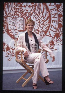 35mm vintage slide* 1993 VENEZIA Jennifer Jason LEIGH Mostra del Cinema (69)  Diapositiva d'epoca, in formato 35 mm.CONDIZIONI: GOODE' severamente vietata la riproduzione. Tutti i diritti sono riservati.Nella diapositiva ICharta mette in vendita, sul negozio eBay e in esclusiva sul sito "icharta" il proprio archivio composto da numerose diapositive e negativi fotografici d'epoca, tutti originali e autentici, che attraversano la storia del costume italiano tra gli la fine degli anni Sessanta e Novanta.Si tratta di uno sguardo inedito sull'attualit&agrave;, la politica, la vita quotidiana, il gossip e la cultura, che fotografa il cambiamento della nazione in quest'ultimo scorcio del XX secolo. Un'occasione unica per il mercato del collezionismo, che vede finalmente disponibile un archivio eccezionale per vastit&agrave;, tematiche e condizioni, in un settore (il negativo fotografico e la diapositiva) di assoluta novit&agrave; e dalle interessanti prospettive di investimento.  FAIR/discreto   originale e autentica 1