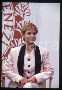 35mm vintage slide* 1993 VENEZIA Jennifer Jason LEIGH Mostra del Cinema (75)  Diapositiva d'epoca, in formato 35 mm.CONDIZIONI: GOODE' severamente vietata la riproduzione. Tutti i diritti sono riservati.Nella diapositiva ICharta mette in vendita, sul negozio eBay e in esclusiva sul sito "icharta" il proprio archivio composto da numerose diapositive e negativi fotografici d'epoca, tutti originali e autentici, che attraversano la storia del costume italiano tra gli la fine degli anni Sessanta e Novanta.Si tratta di uno sguardo inedito sull'attualit&agrave;, la politica, la vita quotidiana, il gossip e la cultura, che fotografa il cambiamento della nazione in quest'ultimo scorcio del XX secolo. Un'occasione unica per il mercato del collezionismo, che vede finalmente disponibile un archivio eccezionale per vastit&agrave;, tematiche e condizioni, in un settore (il negativo fotografico e la diapositiva) di assoluta novit&agrave; e dalle interessanti prospettive di investimento.  FAIR/discreto   originale e autentica 1