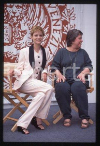 35mm vintage slide* 1993 Festival VENEZIA Jennifer Jason LEIGH, Kathy BATES (65)  Diapositiva d'epoca, in formato 35 mm.CONDIZIONI: GOODE' severamente vietata la riproduzione. Tutti i diritti sono riservati.Nella diapositiva ICharta mette in vendita, sul negozio eBay e in esclusiva sul sito "icharta" il proprio archivio composto da numerose diapositive e negativi fotografici d'epoca, tutti originali e autentici, che attraversano la storia del costume italiano tra gli la fine degli anni Sessanta e Novanta.Si tratta di uno sguardo inedito sull'attualit&agrave;, la politica, la vita quotidiana, il gossip e la cultura, che fotografa il cambiamento della nazione in quest'ultimo scorcio del XX secolo. Un'occasione unica per il mercato del collezionismo, che vede finalmente disponibile un archivio eccezionale per vastit&agrave;, tematiche e condizioni, in un settore (il negativo fotografico e la diapositiva) di assoluta novit&agrave; e dalle interessanti prospettive di investimento.  FAIR/discreto   originale e autentica 1