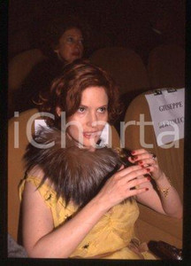 35mm vintage slide* 2000 VENICE Italy film festival Jennifer Jason LEIGH (106)  Diapositiva d'epoca, in formato 35 mm.CONDIZIONI: GOODE' severamente vietata la riproduzione. Tutti i diritti sono riservati.Nella diapositiva ICharta mette in vendita, sul negozio eBay e in esclusiva sul sito "icharta" il proprio archivio composto da numerose diapositive e negativi fotografici d'epoca, tutti originali e autentici, che attraversano la storia del costume italiano tra gli la fine degli anni Sessanta e Novanta.Si tratta di uno sguardo inedito sull'attualit&agrave;, la politica, la vita quotidiana, il gossip e la cultura, che fotografa il cambiamento della nazione in quest'ultimo scorcio del XX secolo. Un'occasione unica per il mercato del collezionismo, che vede finalmente disponibile un archivio eccezionale per vastit&agrave;, tematiche e condizioni, in un settore (il negativo fotografico e la diapositiva) di assoluta novit&agrave; e dalle interessanti prospettive di investimento.  FAIR/discreto   originale e autentica 1