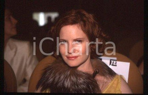 35mm vintage slide* 2000 VENICE Italy film festival Jennifer Jason LEIGH (107)  Diapositiva d'epoca, in formato 35 mm.CONDIZIONI: GOODE' severamente vietata la riproduzione. Tutti i diritti sono riservati.Nella diapositiva ICharta mette in vendita, sul negozio eBay e in esclusiva sul sito "icharta" il proprio archivio composto da numerose diapositive e negativi fotografici d'epoca, tutti originali e autentici, che attraversano la storia del costume italiano tra gli la fine degli anni Sessanta e Novanta.Si tratta di uno sguardo inedito sull'attualit&agrave;, la politica, la vita quotidiana, il gossip e la cultura, che fotografa il cambiamento della nazione in quest'ultimo scorcio del XX secolo. Un'occasione unica per il mercato del collezionismo, che vede finalmente disponibile un archivio eccezionale per vastit&agrave;, tematiche e condizioni, in un settore (il negativo fotografico e la diapositiva) di assoluta novit&agrave; e dalle interessanti prospettive di investimento.  FAIR/discreto   originale e autentica 1