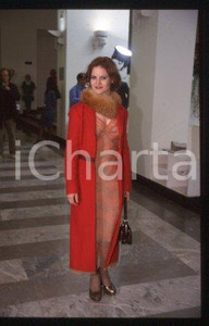 35mm vintage slide* 2000 VENICE Italy film festival Jennifer Jason LEIGH (109)  Diapositiva d'epoca, in formato 35 mm.CONDIZIONI: GOODE' severamente vietata la riproduzione. Tutti i diritti sono riservati.Nella diapositiva ICharta mette in vendita, sul negozio eBay e in esclusiva sul sito "icharta" il proprio archivio composto da numerose diapositive e negativi fotografici d'epoca, tutti originali e autentici, che attraversano la storia del costume italiano tra gli la fine degli anni Sessanta e Novanta.Si tratta di uno sguardo inedito sull'attualit&agrave;, la politica, la vita quotidiana, il gossip e la cultura, che fotografa il cambiamento della nazione in quest'ultimo scorcio del XX secolo. Un'occasione unica per il mercato del collezionismo, che vede finalmente disponibile un archivio eccezionale per vastit&agrave;, tematiche e condizioni, in un settore (il negativo fotografico e la diapositiva) di assoluta novit&agrave; e dalle interessanti prospettive di investimento.  FAIR/discreto   originale e autentica 1