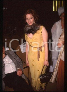 35mm vintage slide* 2000 VENICE Italy film festival Jennifer Jason LEIGH (116)  Diapositiva d'epoca, in formato 35 mm.CONDIZIONI: GOODE' severamente vietata la riproduzione. Tutti i diritti sono riservati.Nella diapositiva ICharta mette in vendita, sul negozio eBay e in esclusiva sul sito "icharta" il proprio archivio composto da numerose diapositive e negativi fotografici d'epoca, tutti originali e autentici, che attraversano la storia del costume italiano tra gli la fine degli anni Sessanta e Novanta.Si tratta di uno sguardo inedito sull'attualit&agrave;, la politica, la vita quotidiana, il gossip e la cultura, che fotografa il cambiamento della nazione in quest'ultimo scorcio del XX secolo. Un'occasione unica per il mercato del collezionismo, che vede finalmente disponibile un archivio eccezionale per vastit&agrave;, tematiche e condizioni, in un settore (il negativo fotografico e la diapositiva) di assoluta novit&agrave; e dalle interessanti prospettive di investimento.  FAIR/discreto   originale e autentica 1