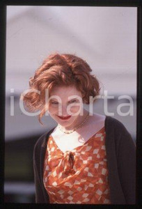 35mm vintage slide* 2000 VENICE Italy film festival Jennifer Jason LEIGH (121)  Diapositiva d'epoca, in formato 35 mm.CONDIZIONI: GOODE' severamente vietata la riproduzione. Tutti i diritti sono riservati.Nella diapositiva ICharta mette in vendita, sul negozio eBay e in esclusiva sul sito "icharta" il proprio archivio composto da numerose diapositive e negativi fotografici d'epoca, tutti originali e autentici, che attraversano la storia del costume italiano tra gli la fine degli anni Sessanta e Novanta.Si tratta di uno sguardo inedito sull'attualit&agrave;, la politica, la vita quotidiana, il gossip e la cultura, che fotografa il cambiamento della nazione in quest'ultimo scorcio del XX secolo. Un'occasione unica per il mercato del collezionismo, che vede finalmente disponibile un archivio eccezionale per vastit&agrave;, tematiche e condizioni, in un settore (il negativo fotografico e la diapositiva) di assoluta novit&agrave; e dalle interessanti prospettive di investimento.  FAIR/discreto   originale e autentica 1