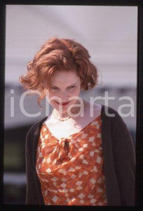 35mm vintage slide* 2000 VENICE Italy film festival Jennifer Jason LEIGH (123)  Diapositiva d'epoca, in formato 35 mm.CONDIZIONI: GOODE' severamente vietata la riproduzione. Tutti i diritti sono riservati.Nella diapositiva ICharta mette in vendita, sul negozio eBay e in esclusiva sul sito "icharta" il proprio archivio composto da numerose diapositive e negativi fotografici d'epoca, tutti originali e autentici, che attraversano la storia del costume italiano tra gli la fine degli anni Sessanta e Novanta.Si tratta di uno sguardo inedito sull'attualit&agrave;, la politica, la vita quotidiana, il gossip e la cultura, che fotografa il cambiamento della nazione in quest'ultimo scorcio del XX secolo. Un'occasione unica per il mercato del collezionismo, che vede finalmente disponibile un archivio eccezionale per vastit&agrave;, tematiche e condizioni, in un settore (il negativo fotografico e la diapositiva) di assoluta novit&agrave; e dalle interessanti prospettive di investimento.  FAIR/discreto   originale e autentica 1