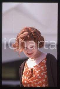 35mm vintage slide* 2000 VENICE Italy film festival Jennifer Jason LEIGH (125)  Diapositiva d'epoca, in formato 35 mm.CONDIZIONI: GOODE' severamente vietata la riproduzione. Tutti i diritti sono riservati.Nella diapositiva ICharta mette in vendita, sul negozio eBay e in esclusiva sul sito "icharta" il proprio archivio composto da numerose diapositive e negativi fotografici d'epoca, tutti originali e autentici, che attraversano la storia del costume italiano tra gli la fine degli anni Sessanta e Novanta.Si tratta di uno sguardo inedito sull'attualit&agrave;, la politica, la vita quotidiana, il gossip e la cultura, che fotografa il cambiamento della nazione in quest'ultimo scorcio del XX secolo. Un'occasione unica per il mercato del collezionismo, che vede finalmente disponibile un archivio eccezionale per vastit&agrave;, tematiche e condizioni, in un settore (il negativo fotografico e la diapositiva) di assoluta novit&agrave; e dalle interessanti prospettive di investimento.  FAIR/discreto   originale e autentica 1