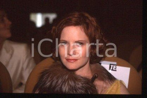 35mm vintage slide* 2000 VENICE Italy film festival Jennifer Jason LEIGH (105)  Diapositiva d'epoca, in formato 35 mm.CONDIZIONI: GOODE' severamente vietata la riproduzione. Tutti i diritti sono riservati.Nella diapositiva ICharta mette in vendita, sul negozio eBay e in esclusiva sul sito "icharta" il proprio archivio composto da numerose diapositive e negativi fotografici d'epoca, tutti originali e autentici, che attraversano la storia del costume italiano tra gli la fine degli anni Sessanta e Novanta.Si tratta di uno sguardo inedito sull'attualit&agrave;, la politica, la vita quotidiana, il gossip e la cultura, che fotografa il cambiamento della nazione in quest'ultimo scorcio del XX secolo. Un'occasione unica per il mercato del collezionismo, che vede finalmente disponibile un archivio eccezionale per vastit&agrave;, tematiche e condizioni, in un settore (il negativo fotografico e la diapositiva) di assoluta novit&agrave; e dalle interessanti prospettive di investimento.  FAIR/discreto   originale e autentica 1