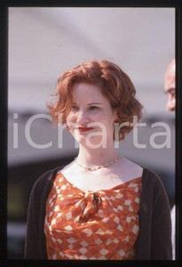 35mm vintage slide* 2000 VENICE Italy film festival Jennifer Jason LEIGH (127)  Diapositiva d'epoca, in formato 35 mm.CONDIZIONI: GOODE' severamente vietata la riproduzione. Tutti i diritti sono riservati.Nella diapositiva ICharta mette in vendita, sul negozio eBay e in esclusiva sul sito "icharta" il proprio archivio composto da numerose diapositive e negativi fotografici d'epoca, tutti originali e autentici, che attraversano la storia del costume italiano tra gli la fine degli anni Sessanta e Novanta.Si tratta di uno sguardo inedito sull'attualit&agrave;, la politica, la vita quotidiana, il gossip e la cultura, che fotografa il cambiamento della nazione in quest'ultimo scorcio del XX secolo. Un'occasione unica per il mercato del collezionismo, che vede finalmente disponibile un archivio eccezionale per vastit&agrave;, tematiche e condizioni, in un settore (il negativo fotografico e la diapositiva) di assoluta novit&agrave; e dalle interessanti prospettive di investimento.  FAIR/discreto   originale e autentica 1