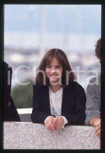 35mm vintage slide* 1994 CINEMA actress Jennifer Jason LEIGH (135)  Diapositiva d'epoca, in formato 35 mm.CONDIZIONI: GOODE' severamente vietata la riproduzione. Tutti i diritti sono riservati.Nella diapositiva ICharta mette in vendita, sul negozio eBay e in esclusiva sul sito "icharta" il proprio archivio composto da numerose diapositive e negativi fotografici d'epoca, tutti originali e autentici, che attraversano la storia del costume italiano tra gli la fine degli anni Sessanta e Novanta.Si tratta di uno sguardo inedito sull'attualit&agrave;, la politica, la vita quotidiana, il gossip e la cultura, che fotografa il cambiamento della nazione in quest'ultimo scorcio del XX secolo. Un'occasione unica per il mercato del collezionismo, che vede finalmente disponibile un archivio eccezionale per vastit&agrave;, tematiche e condizioni, in un settore (il negativo fotografico e la diapositiva) di assoluta novit&agrave; e dalle interessanti prospettive di investimento.  FAIR/discreto   originale e autentica 1