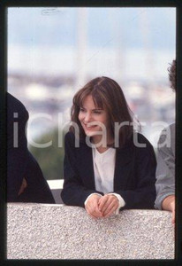 35mm vintage slide* 1994 CINEMA actress Jennifer Jason LEIGH (138)  Diapositiva d'epoca, in formato 35 mm.CONDIZIONI: GOODE' severamente vietata la riproduzione. Tutti i diritti sono riservati.Nella diapositiva ICharta mette in vendita, sul negozio eBay e in esclusiva sul sito "icharta" il proprio archivio composto da numerose diapositive e negativi fotografici d'epoca, tutti originali e autentici, che attraversano la storia del costume italiano tra gli la fine degli anni Sessanta e Novanta.Si tratta di uno sguardo inedito sull'attualit&agrave;, la politica, la vita quotidiana, il gossip e la cultura, che fotografa il cambiamento della nazione in quest'ultimo scorcio del XX secolo. Un'occasione unica per il mercato del collezionismo, che vede finalmente disponibile un archivio eccezionale per vastit&agrave;, tematiche e condizioni, in un settore (il negativo fotografico e la diapositiva) di assoluta novit&agrave; e dalle interessanti prospettive di investimento.  FAIR/discreto   originale e autentica 1