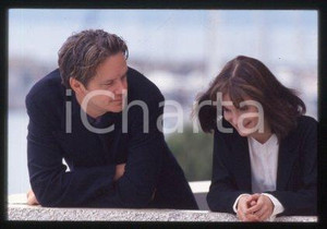 35mm vintage slide* 1994 CINEMA actress Jennifer Jason LEIGH, Tim ROBBINS (142)  Diapositiva d'epoca, in formato 35 mm.CONDIZIONI: GOODE' severamente vietata la riproduzione. Tutti i diritti sono riservati.Nella diapositiva ICharta mette in vendita, sul negozio eBay e in esclusiva sul sito "icharta" il proprio archivio composto da numerose diapositive e negativi fotografici d'epoca, tutti originali e autentici, che attraversano la storia del costume italiano tra gli la fine degli anni Sessanta e Novanta.Si tratta di uno sguardo inedito sull'attualit&agrave;, la politica, la vita quotidiana, il gossip e la cultura, che fotografa il cambiamento della nazione in quest'ultimo scorcio del XX secolo. Un'occasione unica per il mercato del collezionismo, che vede finalmente disponibile un archivio eccezionale per vastit&agrave;, tematiche e condizioni, in un settore (il negativo fotografico e la diapositiva) di assoluta novit&agrave; e dalle interessanti prospettive di investimento.  FAIR/discreto   originale e autentica 1