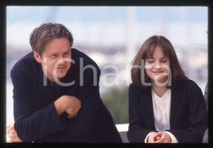 35mm vintage slide* 1994 CINEMA actress Jennifer Jason LEIGH, Tim ROBBINS (147)  Diapositiva d'epoca, in formato 35 mm.CONDIZIONI: GOODE' severamente vietata la riproduzione. Tutti i diritti sono riservati.Nella diapositiva ICharta mette in vendita, sul negozio eBay e in esclusiva sul sito "icharta" il proprio archivio composto da numerose diapositive e negativi fotografici d'epoca, tutti originali e autentici, che attraversano la storia del costume italiano tra gli la fine degli anni Sessanta e Novanta.Si tratta di uno sguardo inedito sull'attualit&agrave;, la politica, la vita quotidiana, il gossip e la cultura, che fotografa il cambiamento della nazione in quest'ultimo scorcio del XX secolo. Un'occasione unica per il mercato del collezionismo, che vede finalmente disponibile un archivio eccezionale per vastit&agrave;, tematiche e condizioni, in un settore (il negativo fotografico e la diapositiva) di assoluta novit&agrave; e dalle interessanti prospettive di investimento.  FAIR/discreto   originale e autentica 1