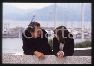 35mm vintage slide* 1994 CINEMA actress Jennifer Jason LEIGH, Tim ROBBINS (149)  Diapositiva d'epoca, in formato 35 mm.CONDIZIONI: GOODE' severamente vietata la riproduzione. Tutti i diritti sono riservati.Nella diapositiva ICharta mette in vendita, sul negozio eBay e in esclusiva sul sito "icharta" il proprio archivio composto da numerose diapositive e negativi fotografici d'epoca, tutti originali e autentici, che attraversano la storia del costume italiano tra gli la fine degli anni Sessanta e Novanta.Si tratta di uno sguardo inedito sull'attualit&agrave;, la politica, la vita quotidiana, il gossip e la cultura, che fotografa il cambiamento della nazione in quest'ultimo scorcio del XX secolo. Un'occasione unica per il mercato del collezionismo, che vede finalmente disponibile un archivio eccezionale per vastit&agrave;, tematiche e condizioni, in un settore (il negativo fotografico e la diapositiva) di assoluta novit&agrave; e dalle interessanti prospettive di investimento.  FAIR/discreto   originale e autentica 1