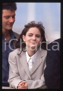 35mm vintage slide* 1994 CINEMA Jennifer Jason LEIGH, CAMPBELL Scott (157)  Diapositiva d'epoca, in formato 35 mm.CONDIZIONI: GOODE' severamente vietata la riproduzione. Tutti i diritti sono riservati.Nella diapositiva ICharta mette in vendita, sul negozio eBay e in esclusiva sul sito "icharta" il proprio archivio composto da numerose diapositive e negativi fotografici d'epoca, tutti originali e autentici, che attraversano la storia del costume italiano tra gli la fine degli anni Sessanta e Novanta.Si tratta di uno sguardo inedito sull'attualit&agrave;, la politica, la vita quotidiana, il gossip e la cultura, che fotografa il cambiamento della nazione in quest'ultimo scorcio del XX secolo. Un'occasione unica per il mercato del collezionismo, che vede finalmente disponibile un archivio eccezionale per vastit&agrave;, tematiche e condizioni, in un settore (il negativo fotografico e la diapositiva) di assoluta novit&agrave; e dalle interessanti prospettive di investimento.  FAIR/discreto   originale e autentica 1