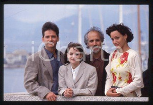 35mm vintage slide* 1994 CINEMA actress Jennifer Jason LEIGH, Alan RUDOLPH (159)  Diapositiva d'epoca, in formato 35 mm.CONDIZIONI: GOODE' severamente vietata la riproduzione. Tutti i diritti sono riservati.Nella diapositiva ICharta mette in vendita, sul negozio eBay e in esclusiva sul sito "icharta" il proprio archivio composto da numerose diapositive e negativi fotografici d'epoca, tutti originali e autentici, che attraversano la storia del costume italiano tra gli la fine degli anni Sessanta e Novanta.Si tratta di uno sguardo inedito sull'attualit&agrave;, la politica, la vita quotidiana, il gossip e la cultura, che fotografa il cambiamento della nazione in quest'ultimo scorcio del XX secolo. Un'occasione unica per il mercato del collezionismo, che vede finalmente disponibile un archivio eccezionale per vastit&agrave;, tematiche e condizioni, in un settore (il negativo fotografico e la diapositiva) di assoluta novit&agrave; e dalle interessanti prospettive di investimento.  FAIR/discreto   originale e autentica 1