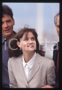35mm vintage slide* 1994 CINEMA actress Jennifer Jason LEIGH (168)  Diapositiva d'epoca, in formato 35 mm.CONDIZIONI: GOODE' severamente vietata la riproduzione. Tutti i diritti sono riservati.Nella diapositiva ICharta mette in vendita, sul negozio eBay e in esclusiva sul sito "icharta" il proprio archivio composto da numerose diapositive e negativi fotografici d'epoca, tutti originali e autentici, che attraversano la storia del costume italiano tra gli la fine degli anni Sessanta e Novanta.Si tratta di uno sguardo inedito sull'attualit&agrave;, la politica, la vita quotidiana, il gossip e la cultura, che fotografa il cambiamento della nazione in quest'ultimo scorcio del XX secolo. Un'occasione unica per il mercato del collezionismo, che vede finalmente disponibile un archivio eccezionale per vastit&agrave;, tematiche e condizioni, in un settore (il negativo fotografico e la diapositiva) di assoluta novit&agrave; e dalle interessanti prospettive di investimento.  FAIR/discreto   originale e autentica 1