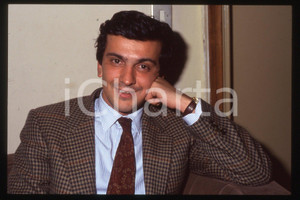 35mm vintage slide* 1990 ca ITALIA - PSDI Giovanni NEGRI Politico (4)  Diapositiva d'epoca, in formato 35 mm.CONDIZIONI: GOODE' severamente vietata la riproduzione. Tutti i diritti sono riservati.Nella diapositiva ICharta mette in vendita, sul negozio eBay e in esclusiva sul sito "icharta" il proprio archivio composto da numerose diapositive e negativi fotografici d'epoca, tutti originali e autentici, che attraversano la storia del costume italiano tra gli la fine degli anni Sessanta e Novanta.Si tratta di uno sguardo inedito sull'attualit&agrave;, la politica, la vita quotidiana, il gossip e la cultura, che fotografa il cambiamento della nazione in quest'ultimo scorcio del XX secolo. Un'occasione unica per il mercato del collezionismo, che vede finalmente disponibile un archivio eccezionale per vastit&agrave;, tematiche e condizioni, in un settore (il negativo fotografico e la diapositiva) di assoluta novit&agrave; e dalle interessanti prospettive di investimento. GOOD/buono   originale e autentica 1