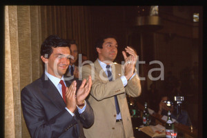 35mm vintage slide* 1990 ca ITALIA - PSDI Giovanni NEGRI Politico (9)  Diapositiva d'epoca, in formato 35 mm.CONDIZIONI: GOODE' severamente vietata la riproduzione. Tutti i diritti sono riservati.Nella diapositiva ICharta mette in vendita, sul negozio eBay e in esclusiva sul sito "icharta" il proprio archivio composto da numerose diapositive e negativi fotografici d'epoca, tutti originali e autentici, che attraversano la storia del costume italiano tra gli la fine degli anni Sessanta e Novanta.Si tratta di uno sguardo inedito sull'attualit&agrave;, la politica, la vita quotidiana, il gossip e la cultura, che fotografa il cambiamento della nazione in quest'ultimo scorcio del XX secolo. Un'occasione unica per il mercato del collezionismo, che vede finalmente disponibile un archivio eccezionale per vastit&agrave;, tematiche e condizioni, in un settore (il negativo fotografico e la diapositiva) di assoluta novit&agrave; e dalle interessanti prospettive di investimento. GOOD/buono   originale e autentica 1