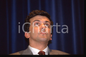 35mm vintage slide* 1990 ca ITALIA - PSDI Giovanni NEGRI Politico (12)  Diapositiva d'epoca, in formato 35 mm.CONDIZIONI: GOODE' severamente vietata la riproduzione. Tutti i diritti sono riservati.Nella diapositiva ICharta mette in vendita, sul negozio eBay e in esclusiva sul sito "icharta" il proprio archivio composto da numerose diapositive e negativi fotografici d'epoca, tutti originali e autentici, che attraversano la storia del costume italiano tra gli la fine degli anni Sessanta e Novanta.Si tratta di uno sguardo inedito sull'attualit&agrave;, la politica, la vita quotidiana, il gossip e la cultura, che fotografa il cambiamento della nazione in quest'ultimo scorcio del XX secolo. Un'occasione unica per il mercato del collezionismo, che vede finalmente disponibile un archivio eccezionale per vastit&agrave;, tematiche e condizioni, in un settore (il negativo fotografico e la diapositiva) di assoluta novit&agrave; e dalle interessanti prospettive di investimento. GOOD/buono   originale e autentica 1