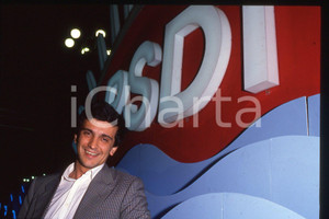 35mm vintage slide* 1990 ca ITALIA - PSDI Giovanni NEGRI Politico (13)  Diapositiva d'epoca, in formato 35 mm.CONDIZIONI: GOODE' severamente vietata la riproduzione. Tutti i diritti sono riservati.Nella diapositiva ICharta mette in vendita, sul negozio eBay e in esclusiva sul sito "icharta" il proprio archivio composto da numerose diapositive e negativi fotografici d'epoca, tutti originali e autentici, che attraversano la storia del costume italiano tra gli la fine degli anni Sessanta e Novanta.Si tratta di uno sguardo inedito sull'attualit&agrave;, la politica, la vita quotidiana, il gossip e la cultura, che fotografa il cambiamento della nazione in quest'ultimo scorcio del XX secolo. Un'occasione unica per il mercato del collezionismo, che vede finalmente disponibile un archivio eccezionale per vastit&agrave;, tematiche e condizioni, in un settore (il negativo fotografico e la diapositiva) di assoluta novit&agrave; e dalle interessanti prospettive di investimento. GOOD/buono   originale e autentica 1