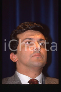 35mm vintage slide* 1990 ca ITALIA - PSDI Giovanni NEGRI Politico (15)  Diapositiva d'epoca, in formato 35 mm.CONDIZIONI: GOODE' severamente vietata la riproduzione. Tutti i diritti sono riservati.Nella diapositiva ICharta mette in vendita, sul negozio eBay e in esclusiva sul sito "icharta" il proprio archivio composto da numerose diapositive e negativi fotografici d'epoca, tutti originali e autentici, che attraversano la storia del costume italiano tra gli la fine degli anni Sessanta e Novanta.Si tratta di uno sguardo inedito sull'attualit&agrave;, la politica, la vita quotidiana, il gossip e la cultura, che fotografa il cambiamento della nazione in quest'ultimo scorcio del XX secolo. Un'occasione unica per il mercato del collezionismo, che vede finalmente disponibile un archivio eccezionale per vastit&agrave;, tematiche e condizioni, in un settore (il negativo fotografico e la diapositiva) di assoluta novit&agrave; e dalle interessanti prospettive di investimento. GOOD/buono   originale e autentica 1