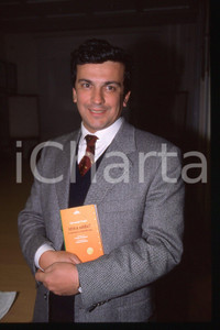 35mm vintage slide* 1990 ca ITALIA - PSDI Giovanni NEGRI Politico (16)  Diapositiva d'epoca, in formato 35 mm.CONDIZIONI: GOODE' severamente vietata la riproduzione. Tutti i diritti sono riservati.Nella diapositiva ICharta mette in vendita, sul negozio eBay e in esclusiva sul sito "icharta" il proprio archivio composto da numerose diapositive e negativi fotografici d'epoca, tutti originali e autentici, che attraversano la storia del costume italiano tra gli la fine degli anni Sessanta e Novanta.Si tratta di uno sguardo inedito sull'attualit&agrave;, la politica, la vita quotidiana, il gossip e la cultura, che fotografa il cambiamento della nazione in quest'ultimo scorcio del XX secolo. Un'occasione unica per il mercato del collezionismo, che vede finalmente disponibile un archivio eccezionale per vastit&agrave;, tematiche e condizioni, in un settore (il negativo fotografico e la diapositiva) di assoluta novit&agrave; e dalle interessanti prospettive di investimento. GOOD/buono   originale e autentica 1