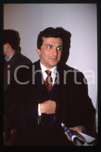 35mm vintage slide* 1990 ca ITALIA - PSDI Giovanni NEGRI Politico (17)  Diapositiva d'epoca, in formato 35 mm.CONDIZIONI: GOODE' severamente vietata la riproduzione. Tutti i diritti sono riservati.Nella diapositiva ICharta mette in vendita, sul negozio eBay e in esclusiva sul sito "icharta" il proprio archivio composto da numerose diapositive e negativi fotografici d'epoca, tutti originali e autentici, che attraversano la storia del costume italiano tra gli la fine degli anni Sessanta e Novanta.Si tratta di uno sguardo inedito sull'attualit&agrave;, la politica, la vita quotidiana, il gossip e la cultura, che fotografa il cambiamento della nazione in quest'ultimo scorcio del XX secolo. Un'occasione unica per il mercato del collezionismo, che vede finalmente disponibile un archivio eccezionale per vastit&agrave;, tematiche e condizioni, in un settore (il negativo fotografico e la diapositiva) di assoluta novit&agrave; e dalle interessanti prospettive di investimento. GOOD/buono   originale e autentica 1