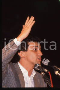 35mm vintage slide* 1990 ca ITALIA - PSDI Giovanni NEGRI Politico (28)  Diapositiva d'epoca, in formato 35 mm.CONDIZIONI: GOODE' severamente vietata la riproduzione. Tutti i diritti sono riservati.Nella diapositiva ICharta mette in vendita, sul negozio eBay e in esclusiva sul sito "icharta" il proprio archivio composto da numerose diapositive e negativi fotografici d'epoca, tutti originali e autentici, che attraversano la storia del costume italiano tra gli la fine degli anni Sessanta e Novanta.Si tratta di uno sguardo inedito sull'attualit&agrave;, la politica, la vita quotidiana, il gossip e la cultura, che fotografa il cambiamento della nazione in quest'ultimo scorcio del XX secolo. Un'occasione unica per il mercato del collezionismo, che vede finalmente disponibile un archivio eccezionale per vastit&agrave;, tematiche e condizioni, in un settore (il negativo fotografico e la diapositiva) di assoluta novit&agrave; e dalle interessanti prospettive di investimento. GOOD/buono   originale e autentica 1