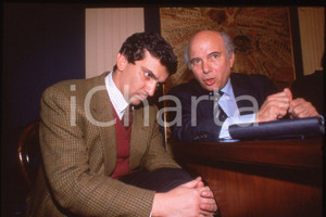 35mm vintage slide* 1990 ca ITALIA - PSDI Giovanni NEGRI Cirino POMICINO  Diapositiva d'epoca, in formato 35 mm.CONDIZIONI: GOODE' severamente vietata la riproduzione. Tutti i diritti sono riservati.Nella diapositiva ICharta mette in vendita, sul negozio eBay e in esclusiva sul sito "icharta" il proprio archivio composto da numerose diapositive e negativi fotografici d'epoca, tutti originali e autentici, che attraversano la storia del costume italiano tra gli la fine degli anni Sessanta e Novanta.Si tratta di uno sguardo inedito sull'attualit&agrave;, la politica, la vita quotidiana, il gossip e la cultura, che fotografa il cambiamento della nazione in quest'ultimo scorcio del XX secolo. Un'occasione unica per il mercato del collezionismo, che vede finalmente disponibile un archivio eccezionale per vastit&agrave;, tematiche e condizioni, in un settore (il negativo fotografico e la diapositiva) di assoluta novit&agrave; e dalle interessanti prospettive di investimento. GOOD/buono   originale e autentica 1