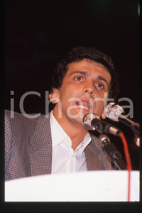 35mm vintage slide* 1990 ca ITALIA - PSDI Giovanni NEGRI Politico (32)  Diapositiva d'epoca, in formato 35 mm.CONDIZIONI: GOODE' severamente vietata la riproduzione. Tutti i diritti sono riservati.Nella diapositiva ICharta mette in vendita, sul negozio eBay e in esclusiva sul sito "icharta" il proprio archivio composto da numerose diapositive e negativi fotografici d'epoca, tutti originali e autentici, che attraversano la storia del costume italiano tra gli la fine degli anni Sessanta e Novanta.Si tratta di uno sguardo inedito sull'attualit&agrave;, la politica, la vita quotidiana, il gossip e la cultura, che fotografa il cambiamento della nazione in quest'ultimo scorcio del XX secolo. Un'occasione unica per il mercato del collezionismo, che vede finalmente disponibile un archivio eccezionale per vastit&agrave;, tematiche e condizioni, in un settore (il negativo fotografico e la diapositiva) di assoluta novit&agrave; e dalle interessanti prospettive di investimento. GOOD/buono   originale e autentica 1