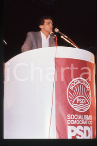 35mm vintage slide* 1990 ca ITALIA - PSDI Giovanni NEGRI Politico (36)  Diapositiva d'epoca, in formato 35 mm.CONDIZIONI: GOODE' severamente vietata la riproduzione. Tutti i diritti sono riservati.Nella diapositiva ICharta mette in vendita, sul negozio eBay e in esclusiva sul sito "icharta" il proprio archivio composto da numerose diapositive e negativi fotografici d'epoca, tutti originali e autentici, che attraversano la storia del costume italiano tra gli la fine degli anni Sessanta e Novanta.Si tratta di uno sguardo inedito sull'attualit&agrave;, la politica, la vita quotidiana, il gossip e la cultura, che fotografa il cambiamento della nazione in quest'ultimo scorcio del XX secolo. Un'occasione unica per il mercato del collezionismo, che vede finalmente disponibile un archivio eccezionale per vastit&agrave;, tematiche e condizioni, in un settore (il negativo fotografico e la diapositiva) di assoluta novit&agrave; e dalle interessanti prospettive di investimento. GOOD/buono   originale e autentica 1