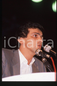 35mm vintage slide* 1990 ca ITALIA - PSDI Giovanni NEGRI Politico (41)  Diapositiva d'epoca, in formato 35 mm.CONDIZIONI: GOODE' severamente vietata la riproduzione. Tutti i diritti sono riservati.Nella diapositiva ICharta mette in vendita, sul negozio eBay e in esclusiva sul sito "icharta" il proprio archivio composto da numerose diapositive e negativi fotografici d'epoca, tutti originali e autentici, che attraversano la storia del costume italiano tra gli la fine degli anni Sessanta e Novanta.Si tratta di uno sguardo inedito sull'attualit&agrave;, la politica, la vita quotidiana, il gossip e la cultura, che fotografa il cambiamento della nazione in quest'ultimo scorcio del XX secolo. Un'occasione unica per il mercato del collezionismo, che vede finalmente disponibile un archivio eccezionale per vastit&agrave;, tematiche e condizioni, in un settore (il negativo fotografico e la diapositiva) di assoluta novit&agrave; e dalle interessanti prospettive di investimento. GOOD/buono   originale e autentica 1